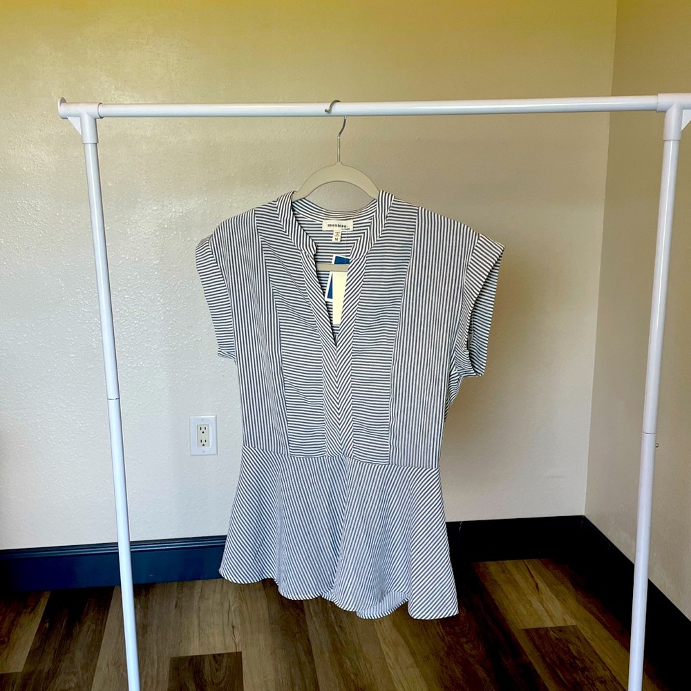 Fitted stripped blouse.